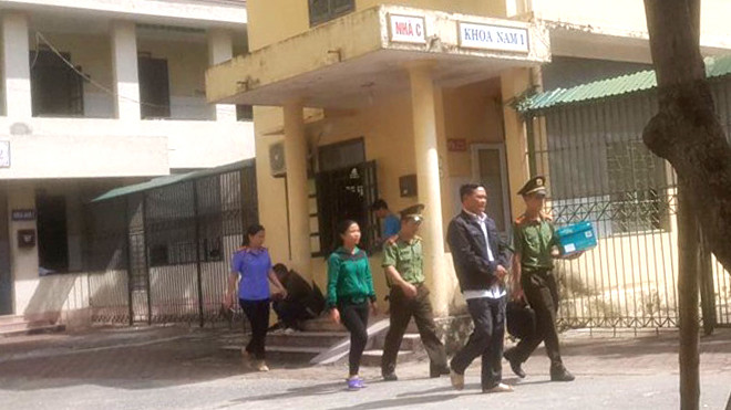 Cơ quan công an thực hiện lệnh bắt tạm giam 3 người vào sáng 30/10