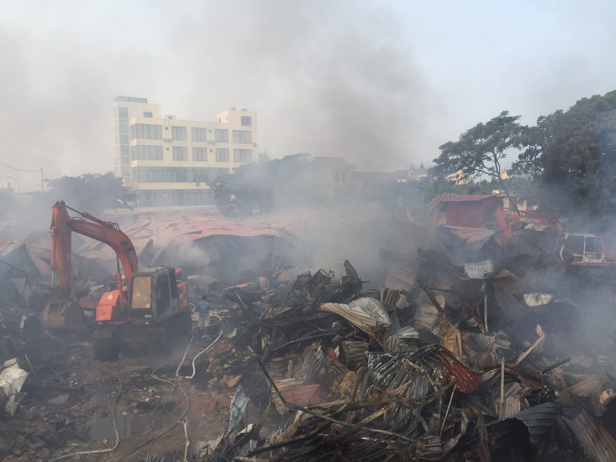 Chợ Còng ven Quốc lộ 1A cháy lớn, Giám đốc Công an tỉnh chỉ đạo chữa cháy