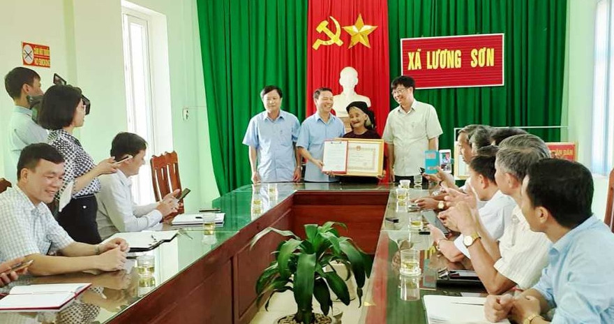 Tặng bằng khen cho cụ bà 83 tuổi xin thoát nghèo