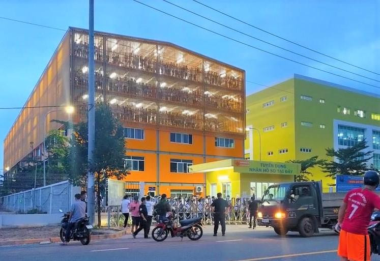 Tin mới vụ công nhân phá cổng công ty tháo chạy vì sợ lây dịch ở Bình Dương