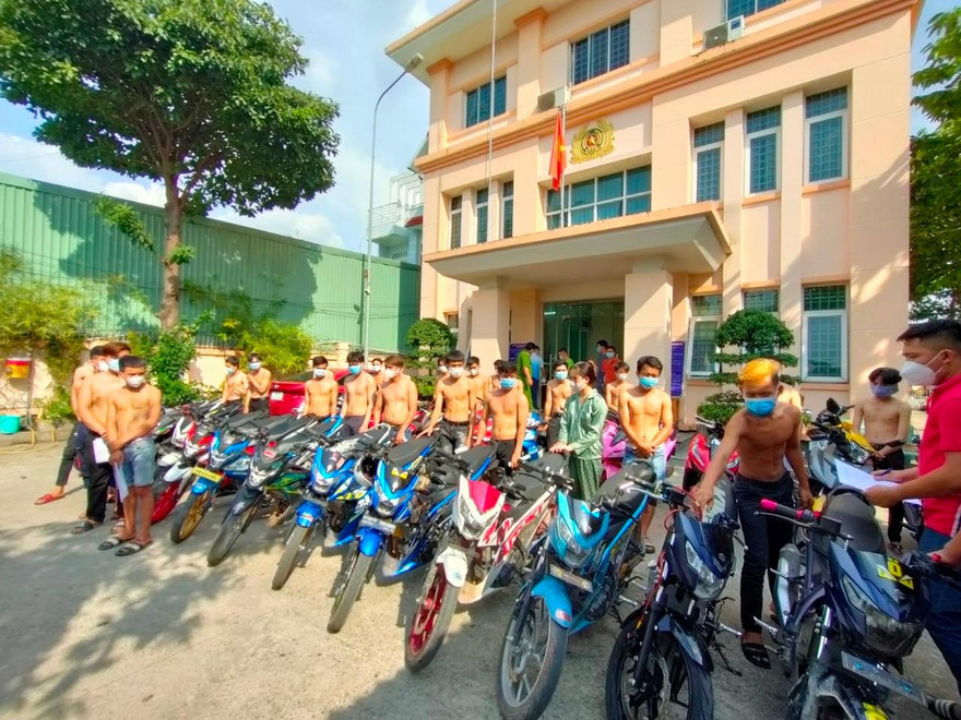 Hàng chục ‘quái xế’ tụ tập đua xe khi địa phương đang giãn cách xã hội