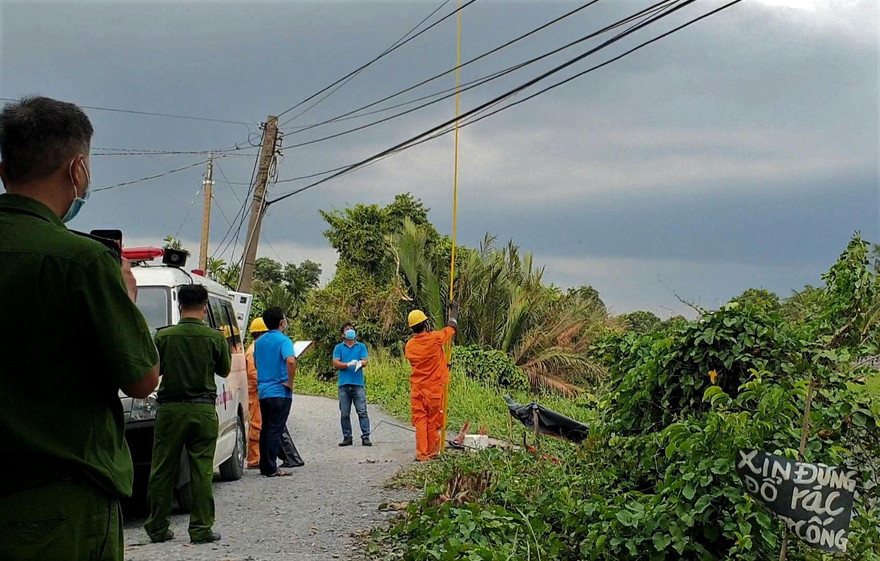Cán bộ công an và cần thủ bị điện giật thương vong 