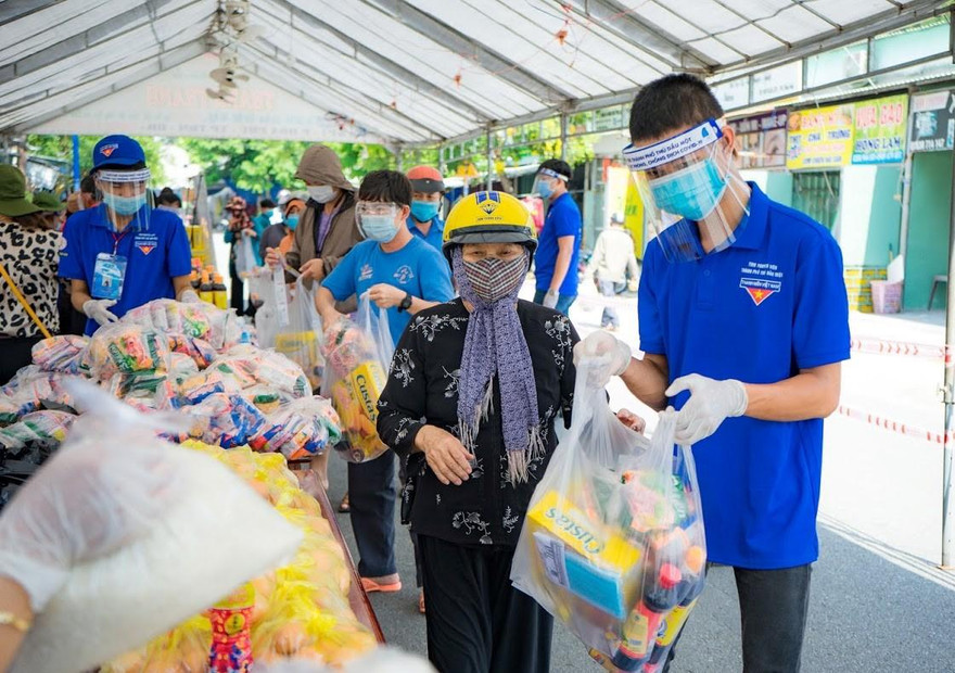 Tuổi trẻ đất Thủ hỗ trợ người dân với phiên chợ 0 đồng