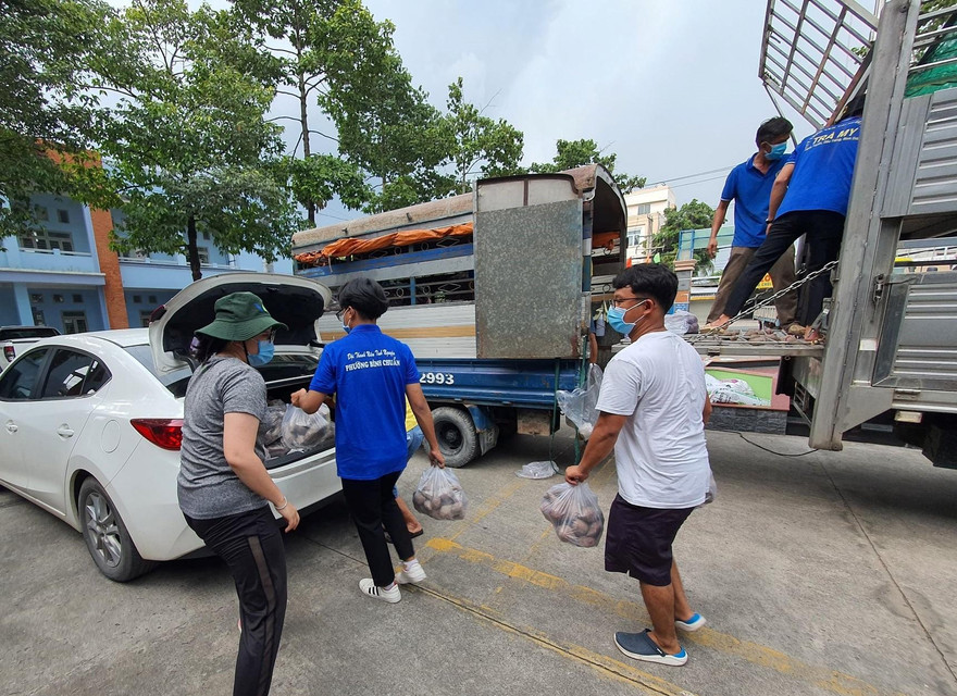 Xuất kho hơn 8 nghìn tấn gạo ưu tiên dân ở hai điểm nóng bị 'khóa chặt' ở Bình Dương 