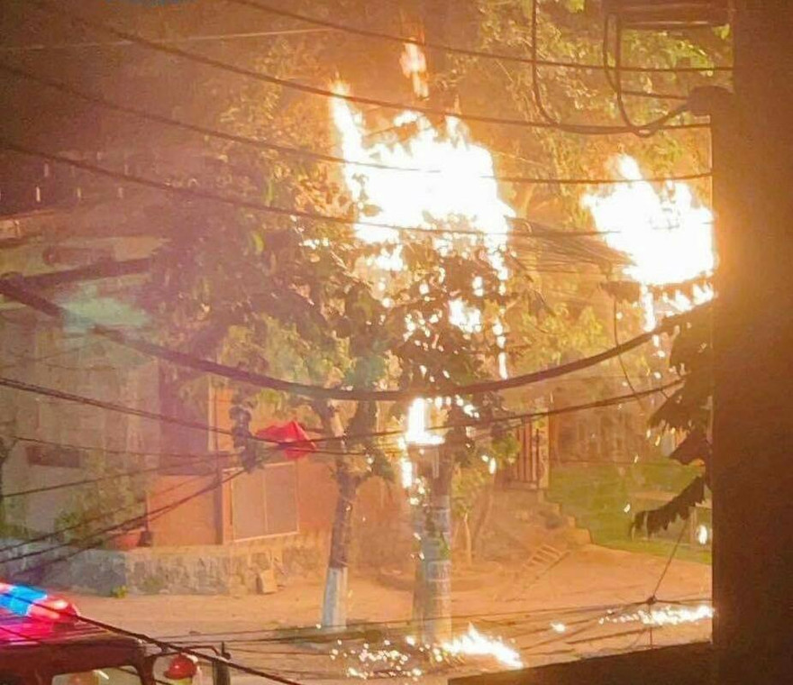 Trụ điện phát cháy dữ dội như pháo lúc nửa đêm 