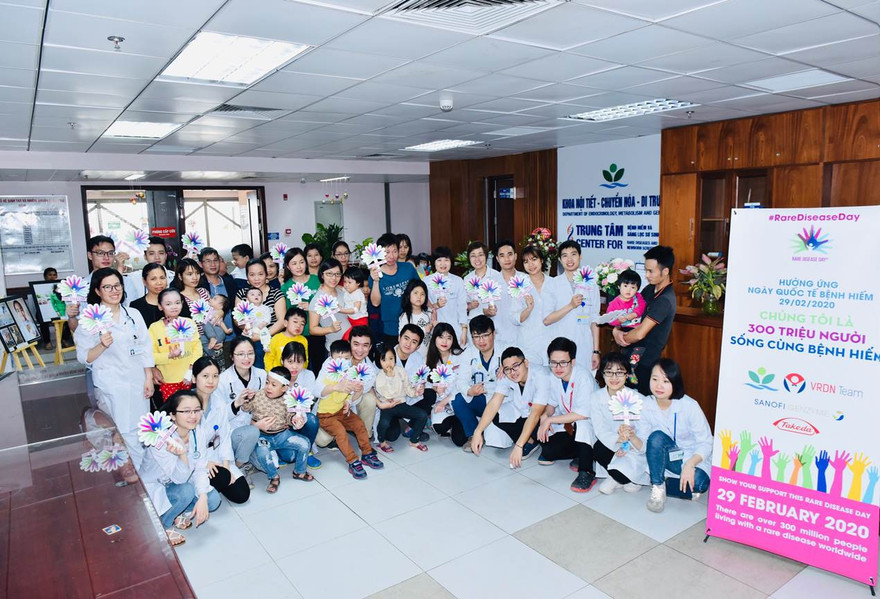 Các bác sĩ và bệnh nhân hưởng ứng Ngày Quốc tế Bệnh Hiếm tại Khoa Nội tiết – Chuyển hóa – Di truyền, Bệnh viện Nhi Trung Ương