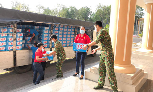 Các vật phẩm thiết yếu được vận chuyển đến thành phố Cần Thơ và phân phối về các điểm cách ly tập trung phục vụ nhu cầu phòng, chống dịch trên địa bàn thành phố