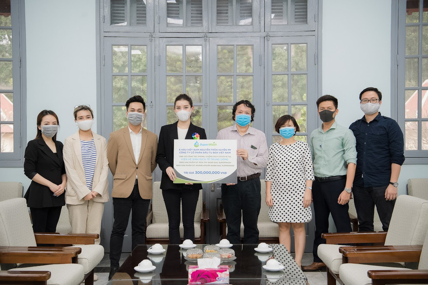 Á hậu Huyền My ủng hộ 2.000 chai gel rửa tay, xịt kháng khuẩn tiếp sức chống dịch