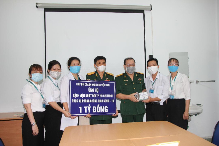 Đồng chí Mai Xuân Tâm, Phó Chủ tịch Hiệp hội trao tiền ủng hộ cho đại diện lãnh đạo Bệnh viện Bệnh Nhiệt đới TP Hồ Chí Minh – Bác sĩ Huỳnh Thị Loan, Phó Giám đốc Bệnh viện.