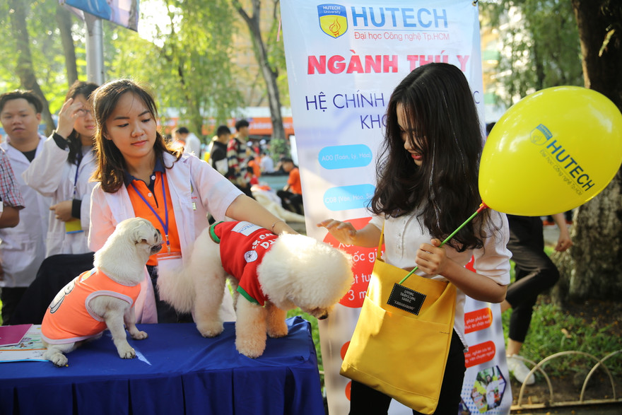 Học sinh THPT tham quan tìm hiểu thông tin tại gian hàng ngành Thú y của HUTECH