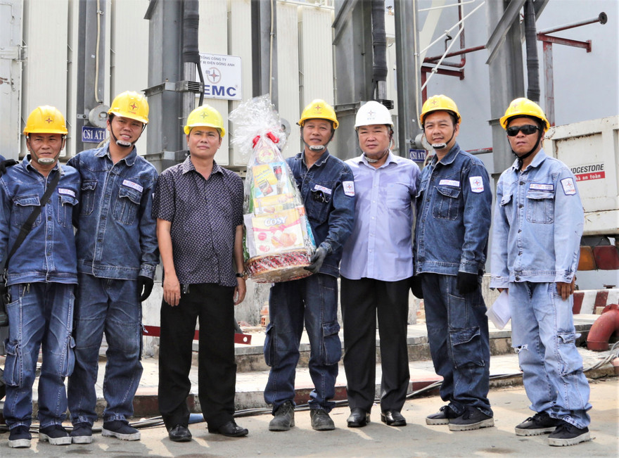Ông Phạm Quốc Bảo (thứ 3 từ phải sang) thăm công nhân thi công trạm biến áp Hiệp Bình Phước