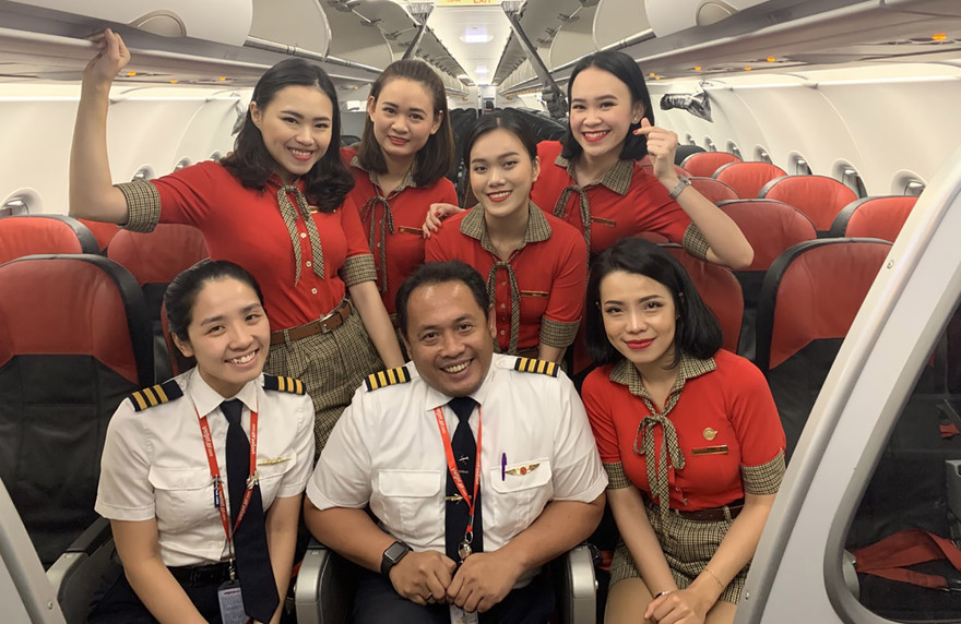 Nữ cơ phó Võ Tài Nguyên (hàng đầu, ngoài cùng bên trái) cùng các đồng nghiệp sau khi kết thúc một chuyến bay thời điểm trước khi có dịch.