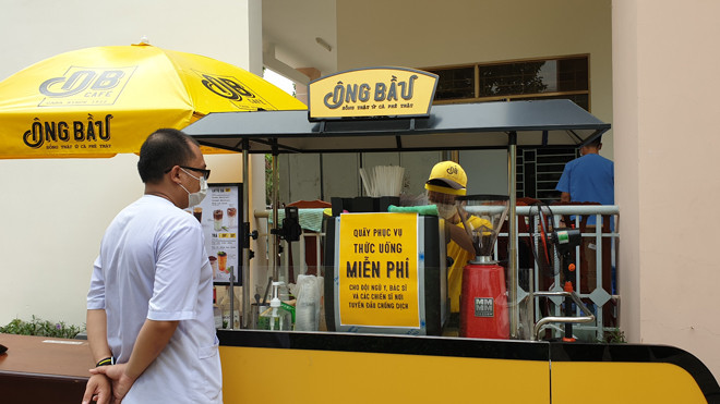 Một bác sĩ nam đang chờ được phục vụ cà phê Ông Bầu