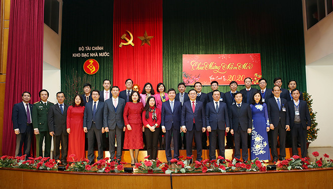 Phó Thủ tướng Vương Đình Huệ chụp ảnh lưu niệm với cán bộ của Kho bạc Nhà nước