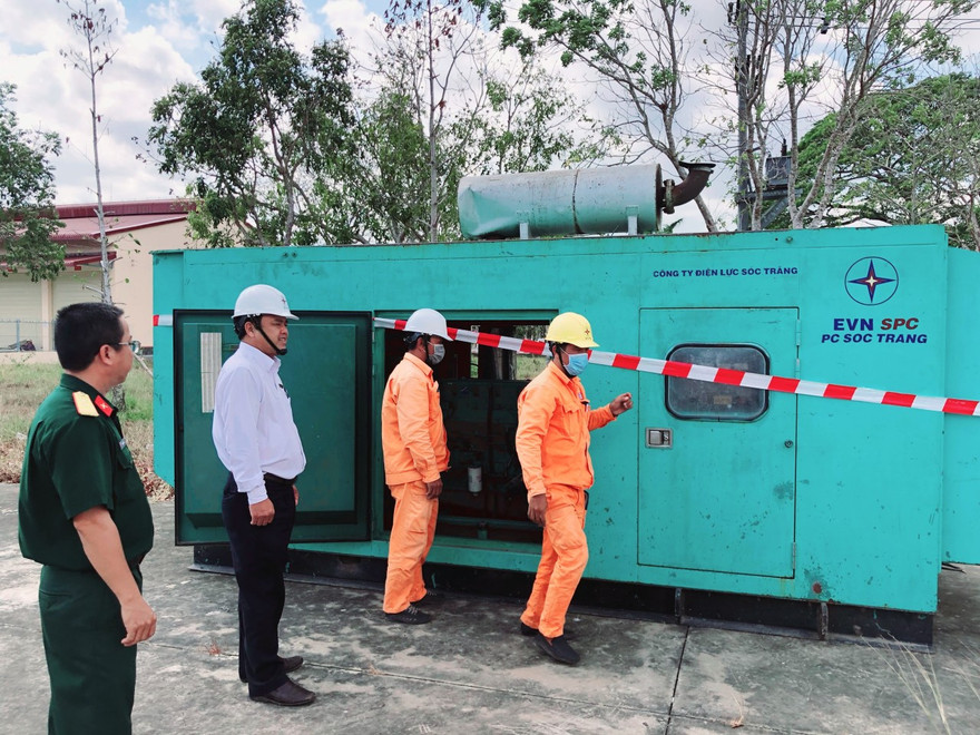 Công ty Điện lực Sóc Trăng bố trí máy phát điện dự phòng tại các cơ sở y tế và điểm cách ly.