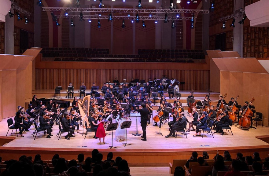 Nhạc trưởng Olivier Ochanine và những 'thông điệp' chống dịch Covid vô cùng lạc quan 