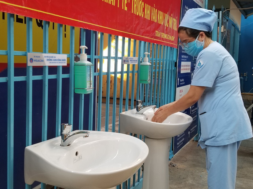 Viglacera tặng bệnh viện sứ vệ sinh kháng khuẩn phòng chống COVID-19