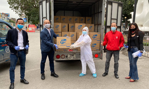 Unilever trao tặng các sản phẩm thiết yếu hỗ trợ đội ngũ y bác sĩ, nhân viên và bệnh nhân tại Bệnh viện Bạch Mai khỏe mạnh vững vàng chiến thắng dịch bệnh