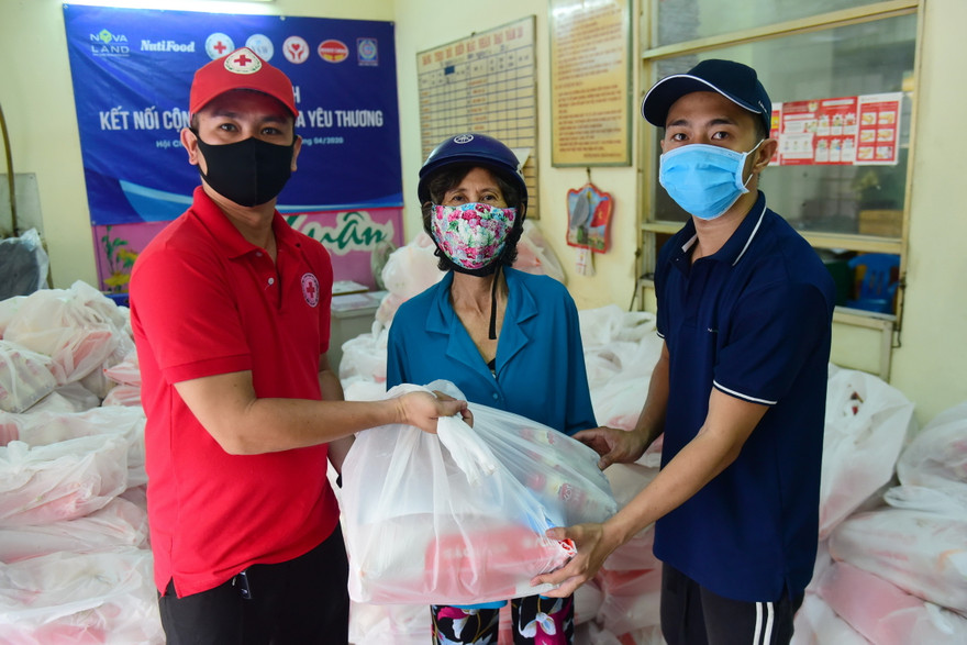 Hàng trăm phần quà được đại diện Novaland và Hội chữ thập đỏ Q.6 trao tặng đến những hộ dân chịu nhiều khó khăn do dịch bệnh