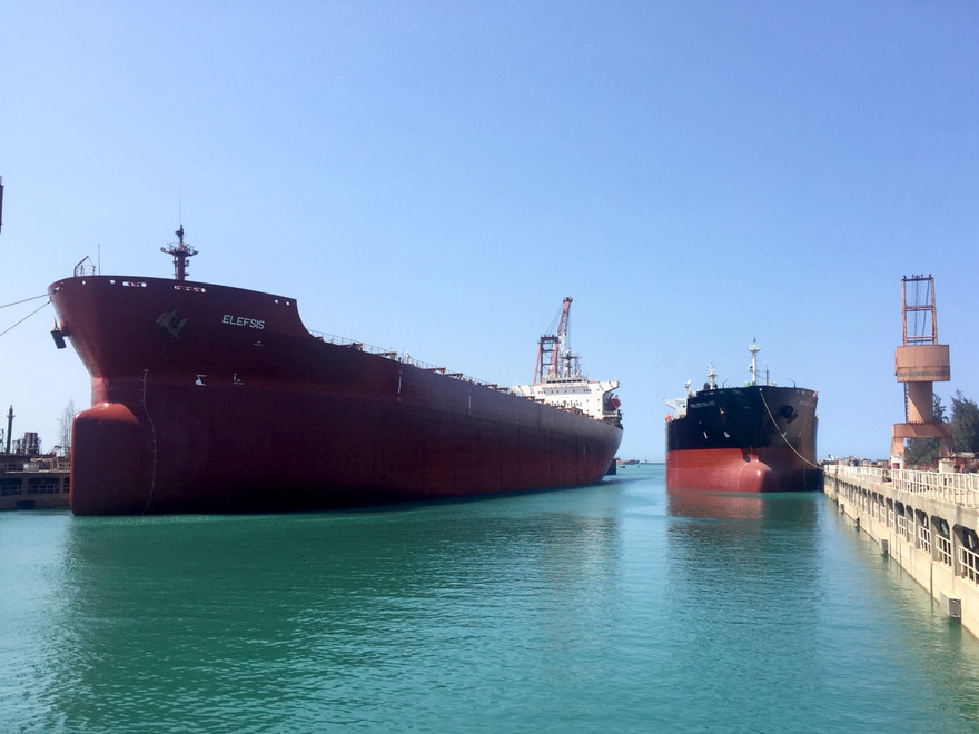 Tàu Elefsis (Hy Lạp) đang trong quá trình sửa chữa tại dock Dung Quất