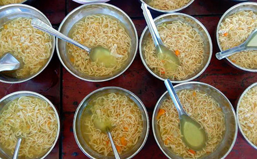 Bữa ăn sáng của trẻ ở trường mẫu giáo Đông Thạnh. Ảnh: Châu Thành.