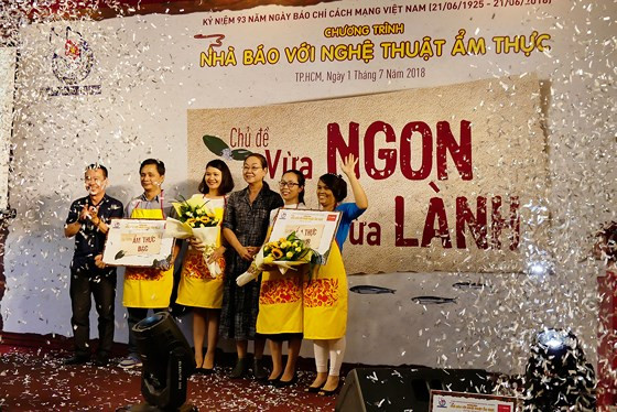 Trao giải cho 2 đội đoạt Giải Ẩm thực Vàng và Ẩm thực Bạc