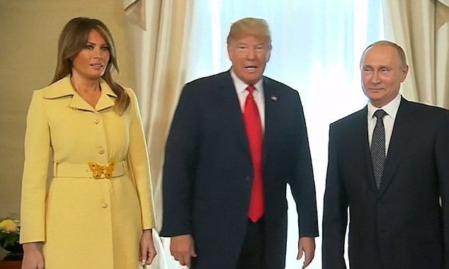 Biểu cảm lạ của bà Melania Trump (Ảnh: Dailymail)