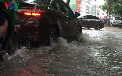 Hà Nội khó khăn giải quyết úng ngập.