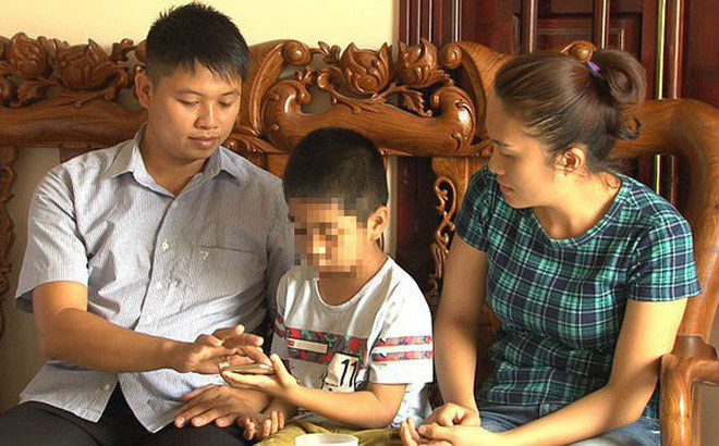 Bé Phùng Thanh H. cùng vợ chồng anh Sơn. Ảnh: Phạm Nhung.