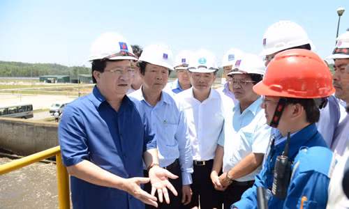 Phó Thủ tướng Trịnh Đình Dũng khảo sát tình hình sản xuất và đảm bảo môi trường ở BSR giữa năm 2016.