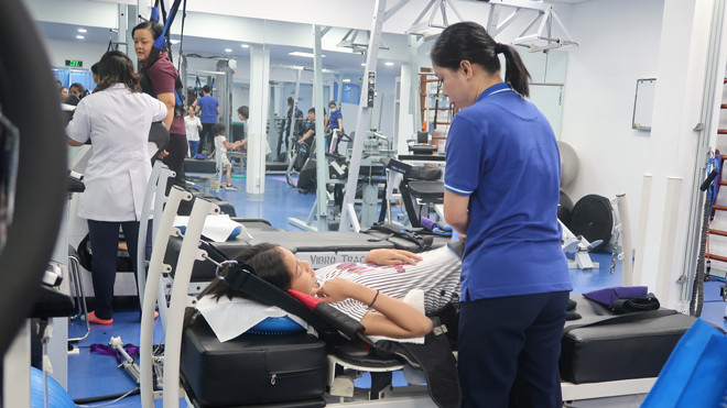 Một bệnh nhân đang điều trị tại phòng khám trị liệu thần kinh cột sống