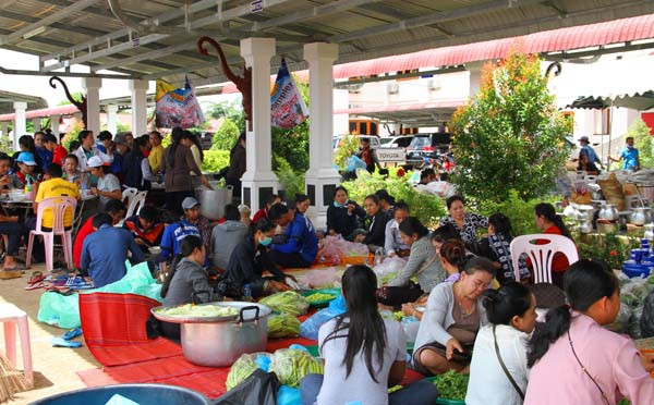 Hàng trăm người giúp việc trong khuôn viên UBND tỉnh Attapeu