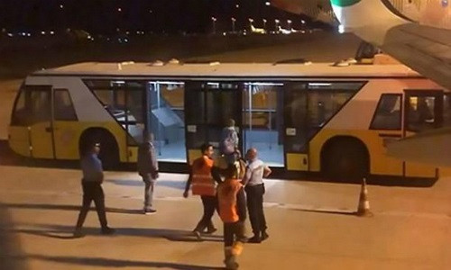 Xe hộ tống Suchilin rời khỏi máy bay. Ảnh: CEN.