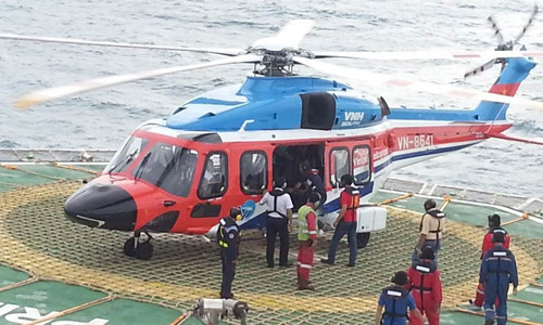 Vận chuyển người bị nạn về đất liền bằng máy bay trực thăng