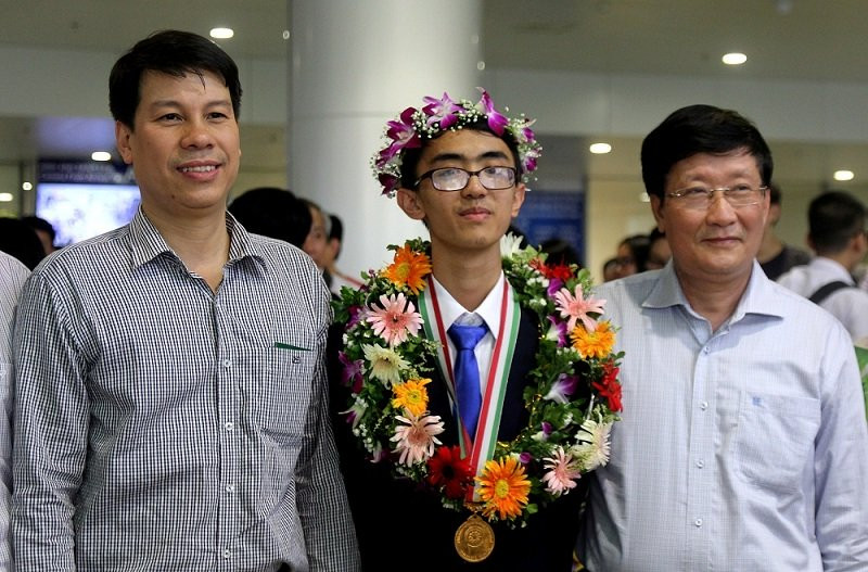 Hoàng Minh Trung (Học sinh lớp 11 Sinh, Trường THPT Chuyên Lam Sơn, Thanh Hóa) chụp ảnh cùng đoàn