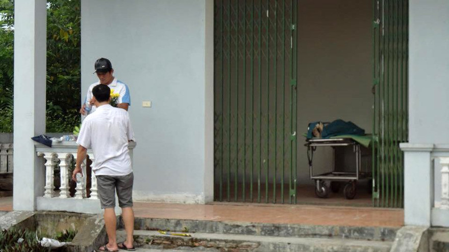 Người nhà làm thủ tục đưa ông Hùng về quê an táng