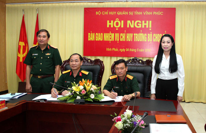 Bí thư Tỉnh ủy Vĩnh Phúc Hoàng Thị Thúy Lan và Thiếu tướng Phùng Sĩ Tấn, Tư lệnh Quân khu II chứng kiến lễ ký biên bản bàn giao. Ảnh VPTV
