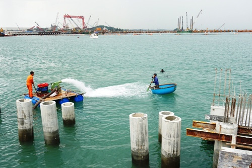 Đơn vị trục vớt hút lớp cát 5 mét trên xác tàu. Ảnh: Phạm Linh.