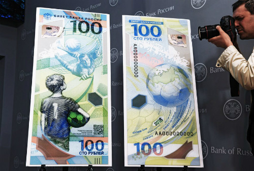 Theo Ngân hàng Trung ương Nga, hình ảnh cậu bé mang ước mơ chinh phục những thành tựu như các cầu thủ vĩ đại là biểu tượng cho sự tiếp nối giữa các thế hệ. Trong khi đó, trái bóng trên mặt còn lại của đồng tiền tượng trưng cho quả địa cầu. Ảnh: Kirill Ka