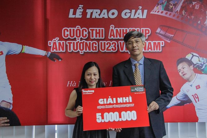  Đại diện nhãn hàng Sâm Alipas-nhà tài trợ chính cho cuộc thi, trao giải nhì trị giá 5.000.000 đồng