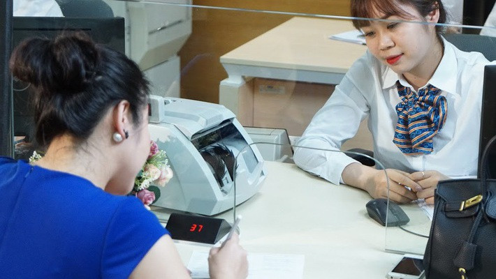 So với cùng kỳ 2017, tín dụng ngân hàng tăng trưởng thấp hơn nhưng nợ xấu đã giảm khá mạnh - Ảnh: Quang Phúc.