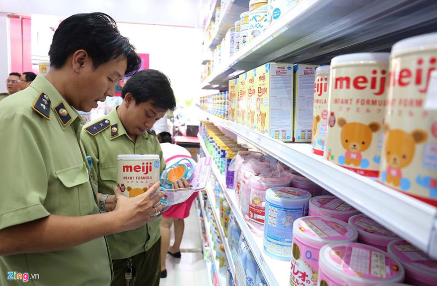 Cơ quan chức năng xác định Con Cưng cũng có dấu hiệu vi phạm về nhãn hàng hóa và nguồn gốc xuất xứ. Ảnh: Lê Quân.