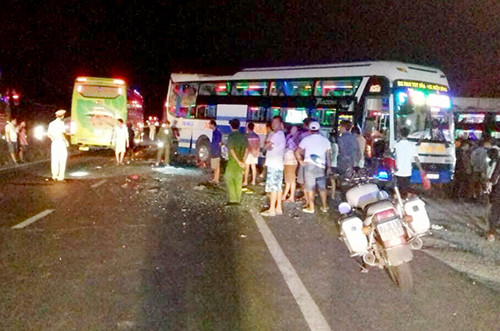 Tai nạn liên hoàn làm ba ôtô hư hỏng. Ảnh: An Phước.