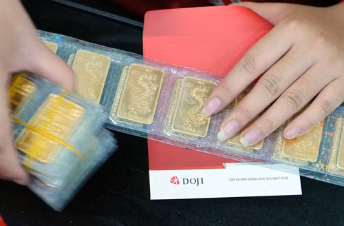 Giá vàng miếng trong nước hiện cao hơn thế giới 2,3 triệu đồng mỗi lượng. 