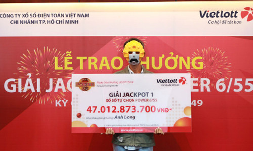 Anh Long nhận giải thưởng. 