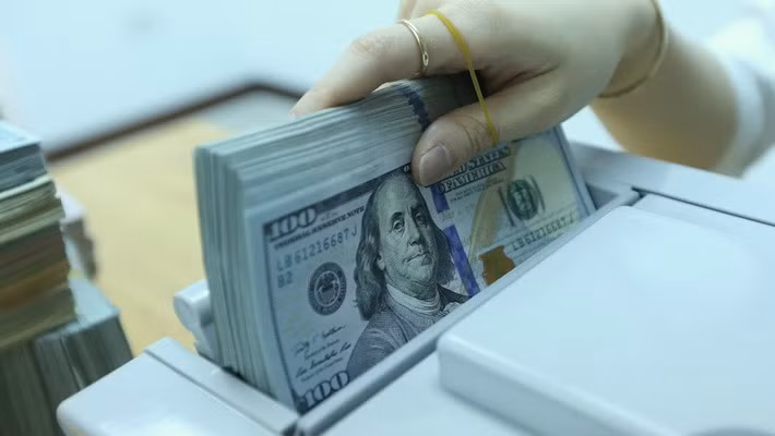 Ngân hàng Nhà nước cho biết sẵn sàng bán ra ngoại tệ giá thấp nếu cần can thiệp - Ảnh: Quang Phúc.