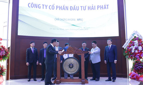 Ông Đỗ Quý Hải – Chủ tịch HĐQT, kiêm Tổng Giám đốc Công ty Cổ phần Đầu tư Hải Phát thực hiện nghi thức gõ cồng đánh dấu cổ phiếu HPX chính thức niêm yết trên Sàn Giao dịch chứng khoán TP.HCM600