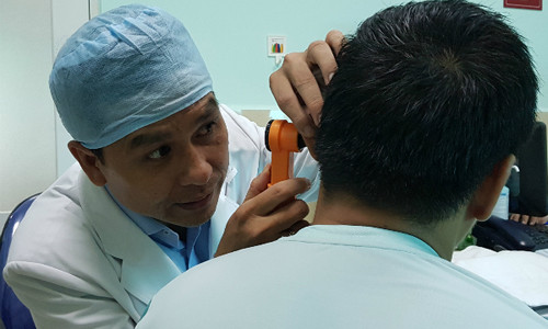 Nhiều bệnh nhân đến khám vì đau, sưng đỏ tai, hỏi ra thì trước đó một vài ngày có đi hớt tóc lấy ráy tai ở tiệm. Ảnh: Lê Phương.