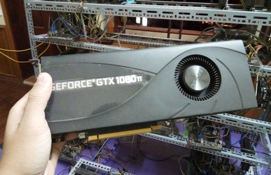 "Trâu cày" tiền ảo của một nhóm đầu tư ở Hà Nội - Ảnh: Minh Chiến