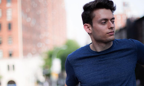 Emmanuel Fredenrich (20 tuổi) chi tiền để đăng quảng cáo tuyển người yêu trên mạng xã hội.